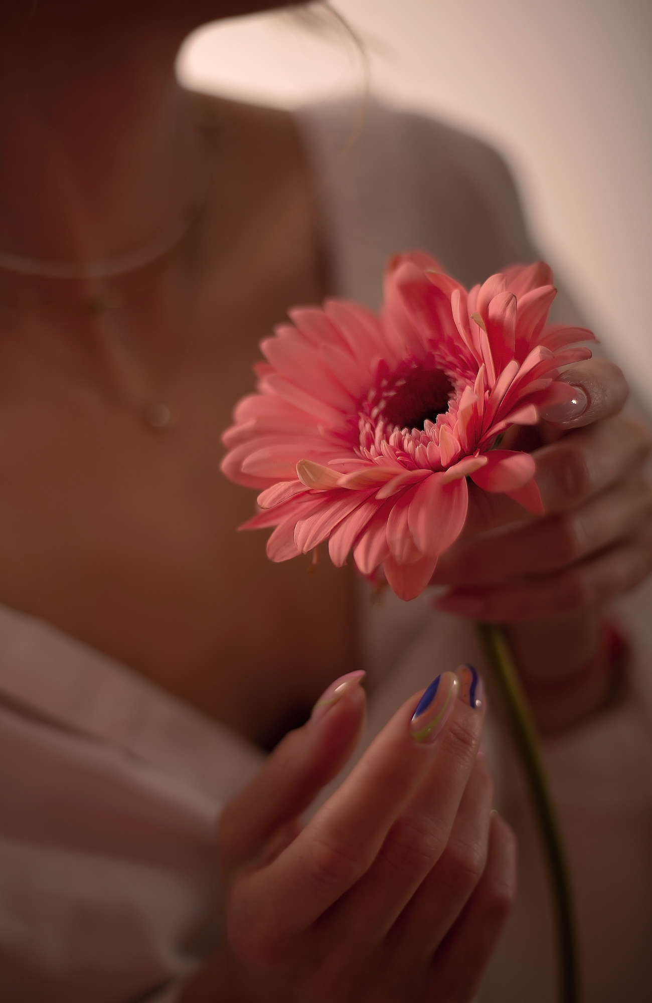 une femme avec une fleur