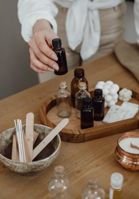 une femme qui prépare un parfum