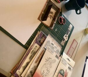 Matériel de scrapbooking créatif utilisé pour l’atelier carte oracle 2026