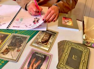 Tirage de cartes intuitif et guidance spirituelle durant un atelier carte oracle